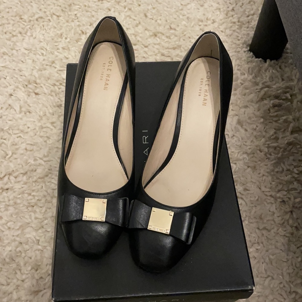 Cole Haan size 8 black pumps with bow